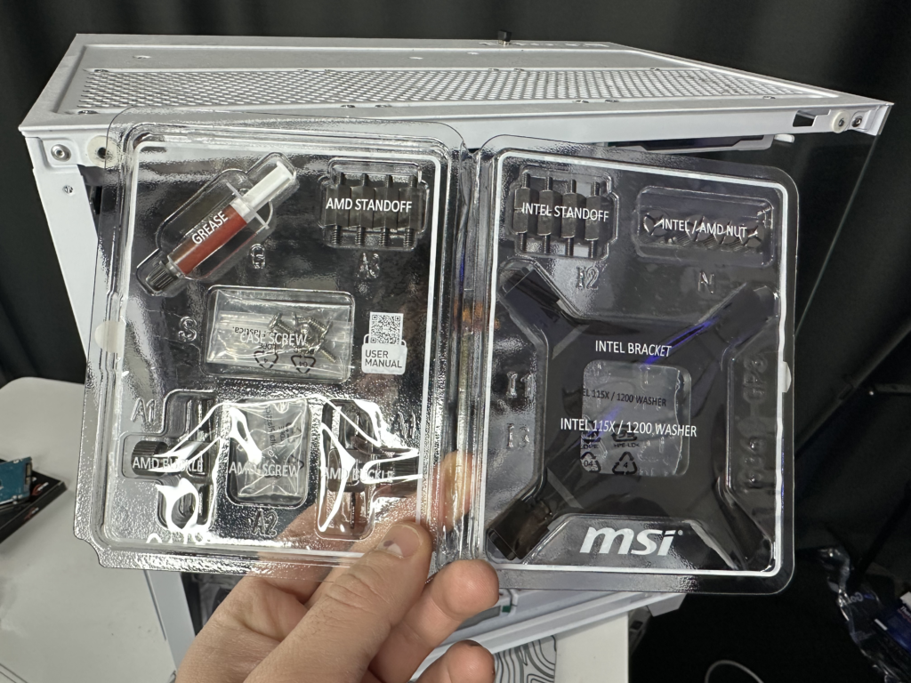 MSI MAG CoreLiquid I240 Alınır Mı ? – Pişman Mıyım 🤔 (Yorumlarım) MSI MAG CoreLiquid I240 Kutu Icerigi 1024x768